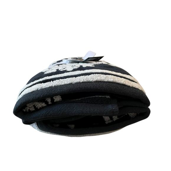 Tahari Christmas SNOWFLAKE Hand Towels 18x28 Coton Black & White Set of 2 New - Picture 6 of 10